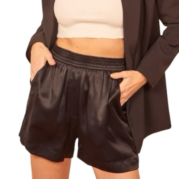 Reformation Pants - NWT Reformation Bleecker Shorts in Black Size Small